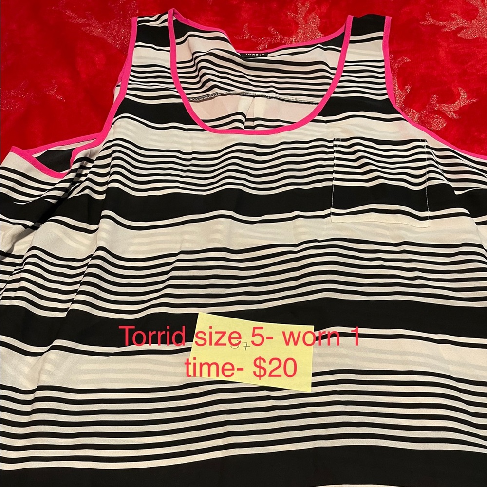 Torrid size 5 shirt